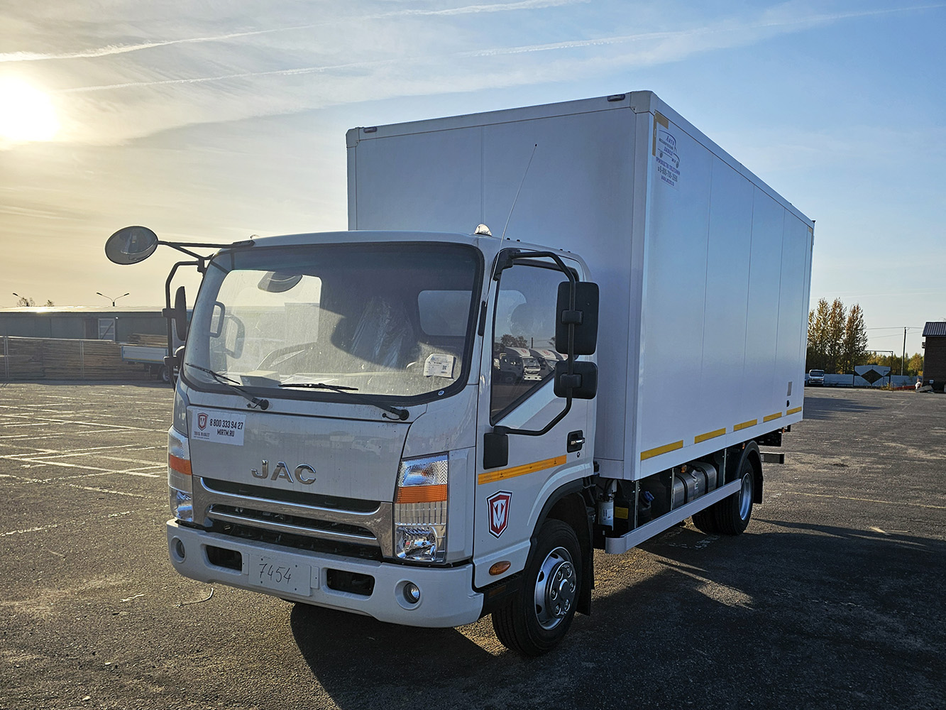 Изотермический фургон JAC N90N с боковой дверью 5,3х2,3х2,4 м